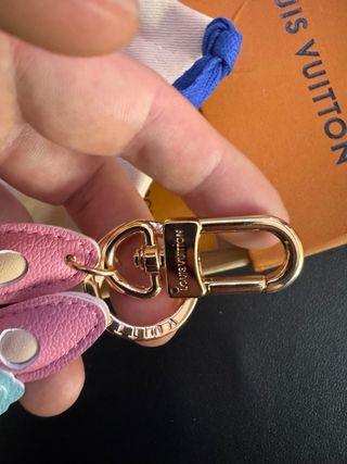 Llavero de diseño Louis Vuitton rosa