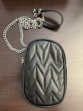 Bolso negro Stradivarius tipo teléfono