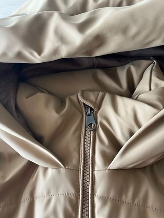 Plumífero marrón con capucha