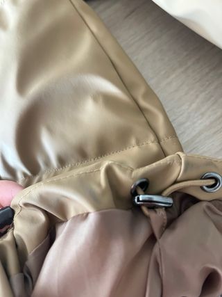 Plumífero marrón con capucha