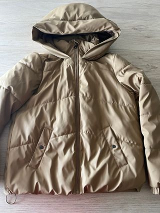 Plumífero marrón con capucha