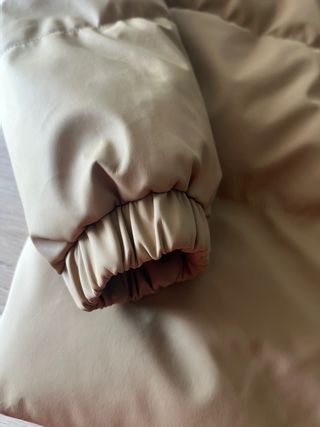 Plumífero marrón con capucha