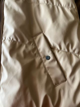 Plumífero marrón con capucha