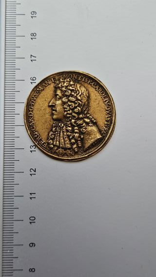 Moneda antigua con retrato de hombre