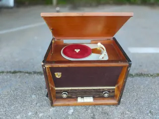 Antigua radio con tocadiscos Philips funciona