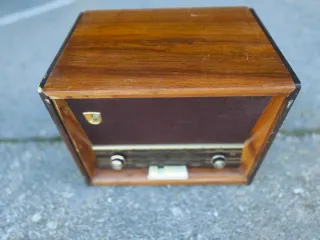 Antigua radio con tocadiscos Philips funciona