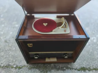 Antigua radio con tocadiscos Philips funciona