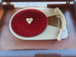 Antigua radio con tocadiscos Philips funciona