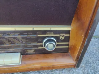 Antigua radio con tocadiscos Philips funciona