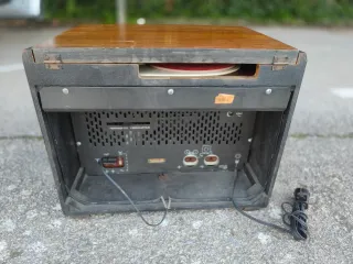 Antigua radio con tocadiscos Philips funciona