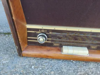Antigua radio con tocadiscos Philips funciona