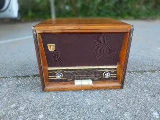 Antigua radio con tocadiscos Philips funciona