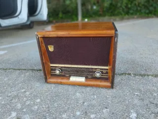 Antigua radio con tocadiscos Philips funciona