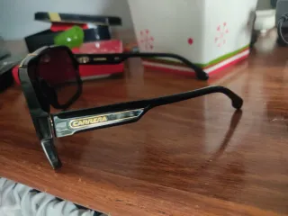 Gafas de sol Carrera negras y doradas