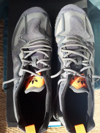 Zapatillas Adidas Grises y Naranjas