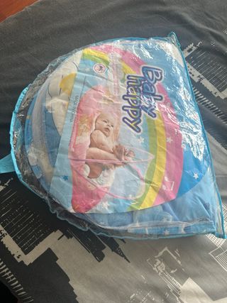 Superficie para bebés con arco de juegos