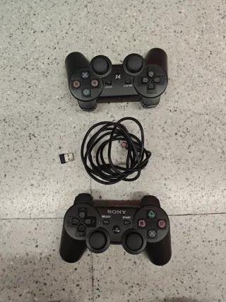 PlayStation 3 Negra, Mandos Inalámbricos y Juego.