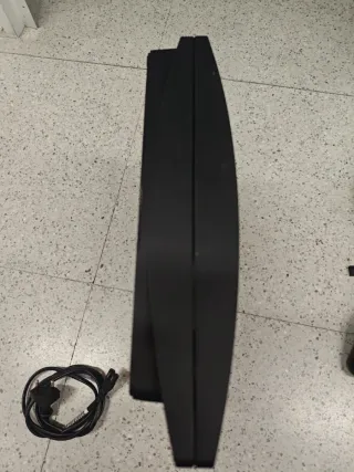 PlayStation 3 Negra, Mandos Inalámbricos y Juego.