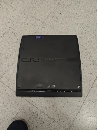 PlayStation 3 Negra, Mandos Inalámbricos y Juego.