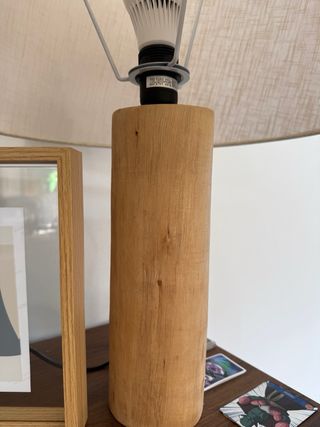 Lámpara de mesa de madera y tela