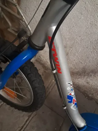 Bicicleta infantil azul y roja