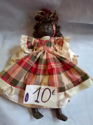 Muñeca de porcelana con traje de cuadros