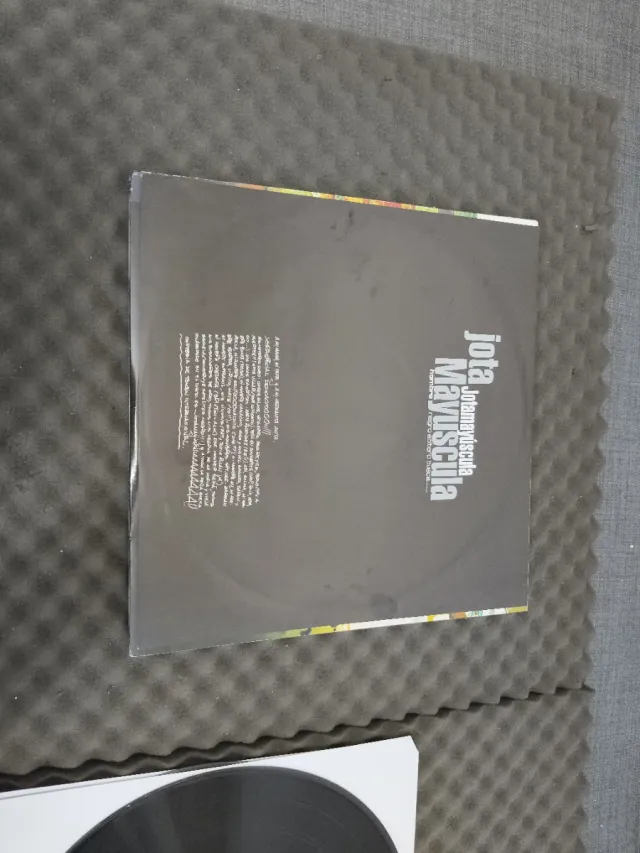 Vinilo Jota mayúscula hombre negro busca