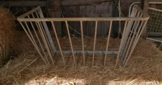 Forrajera de pared galvanizada para caballos