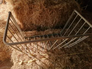 Forrajera de pared galvanizada para caballos