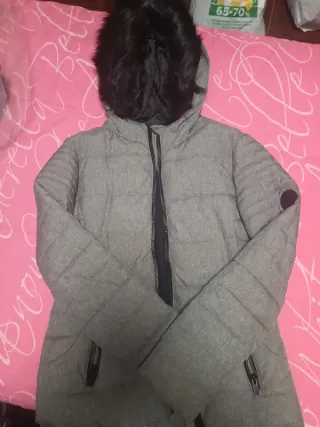 Abrigo acolchado gris con capucha