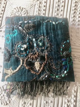 Maxi sciarpa ricamata a mano Fanatique NUOVA