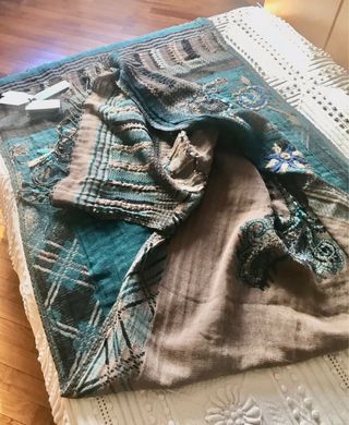 Maxi sciarpa ricamata a mano Fanatique NUOVA