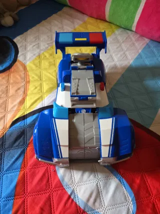 Coche de policía de juguete azul y blanco