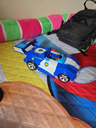 Coche de policía de juguete azul y blanco