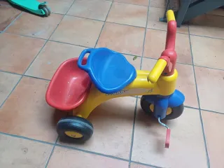 Triciclo infantil amarillo y azul