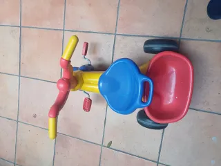 Triciclo infantil amarillo y azul