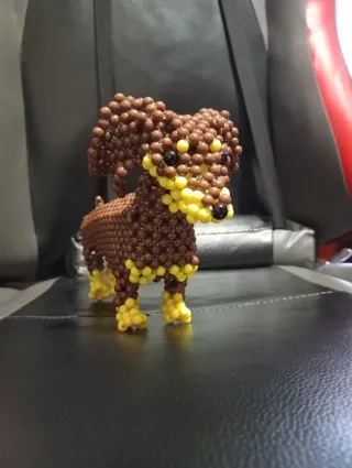 Cão salsicha de missangas