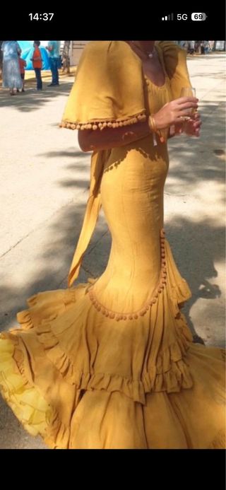 Traje de flamenca amarillo volantes
