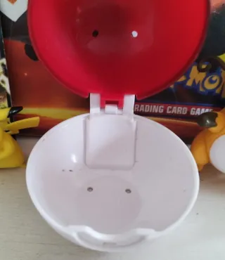 Figuras: Pikachu y Raichu + Cartas + Bola Pokémon