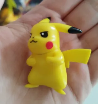 Figuras: Pikachu y Raichu + Cartas + Bola Pokémon