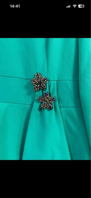 Vestido verde con peplum y broche