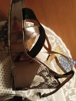 Sandali zeppa Gaudi donna nero oro e pitonato.