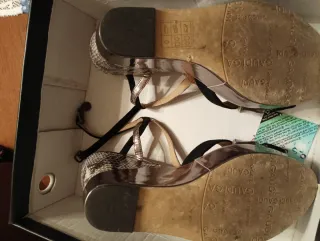 Sandali zeppa Gaudi donna nero oro e pitonato.