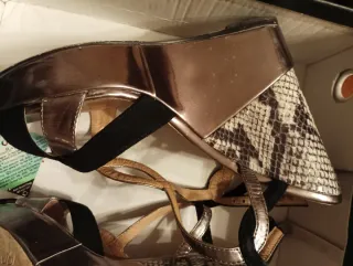 Sandali zeppa Gaudi donna nero oro e pitonato.