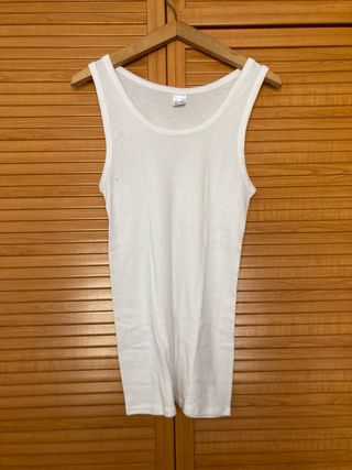 Camiseta blanca sin mangas