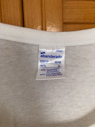 Camiseta blanca sin mangas