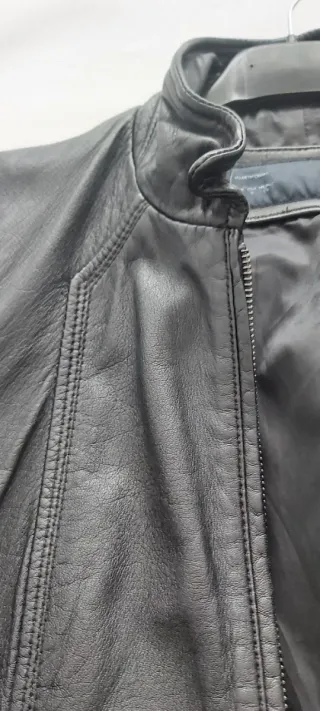 Chaqueta corta de piel negra