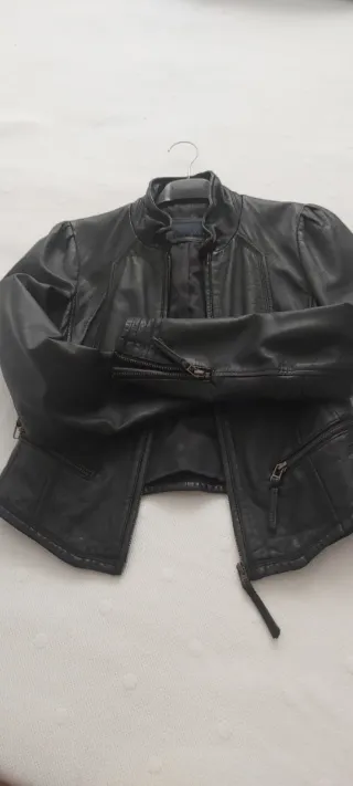 Chaqueta corta de piel negra