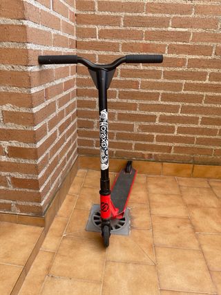 patinete rojo de niño pequeño