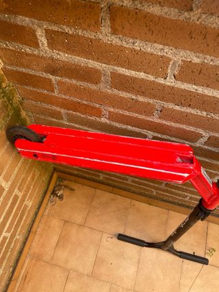 patinete rojo de niño pequeño